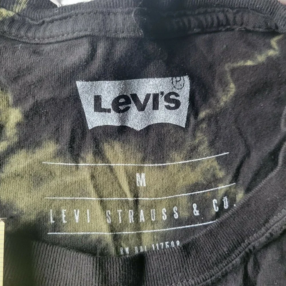 Men's Levi's Prewashed Camo Tshirt. Size Medium.